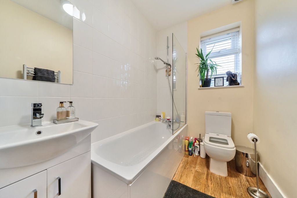 Property photo 3 of 11 Bathroom