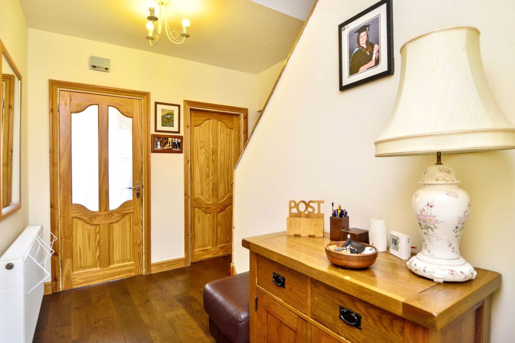 Property photo 2 of 31