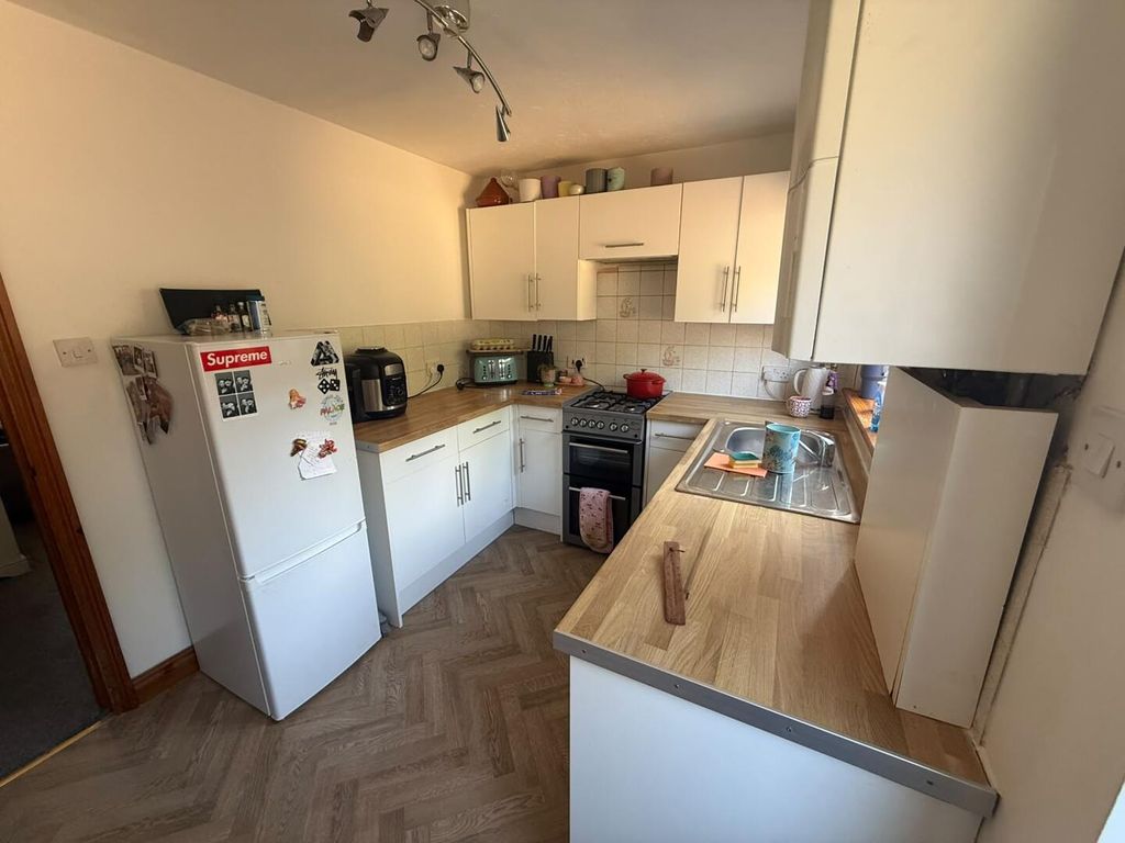 Property photo 2 of 7 Kitchen