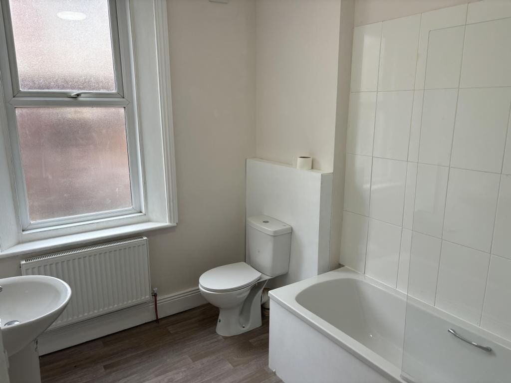 Property photo 3 of 5 A Bright And Tidy Bathroom With Modern Fixtures An...