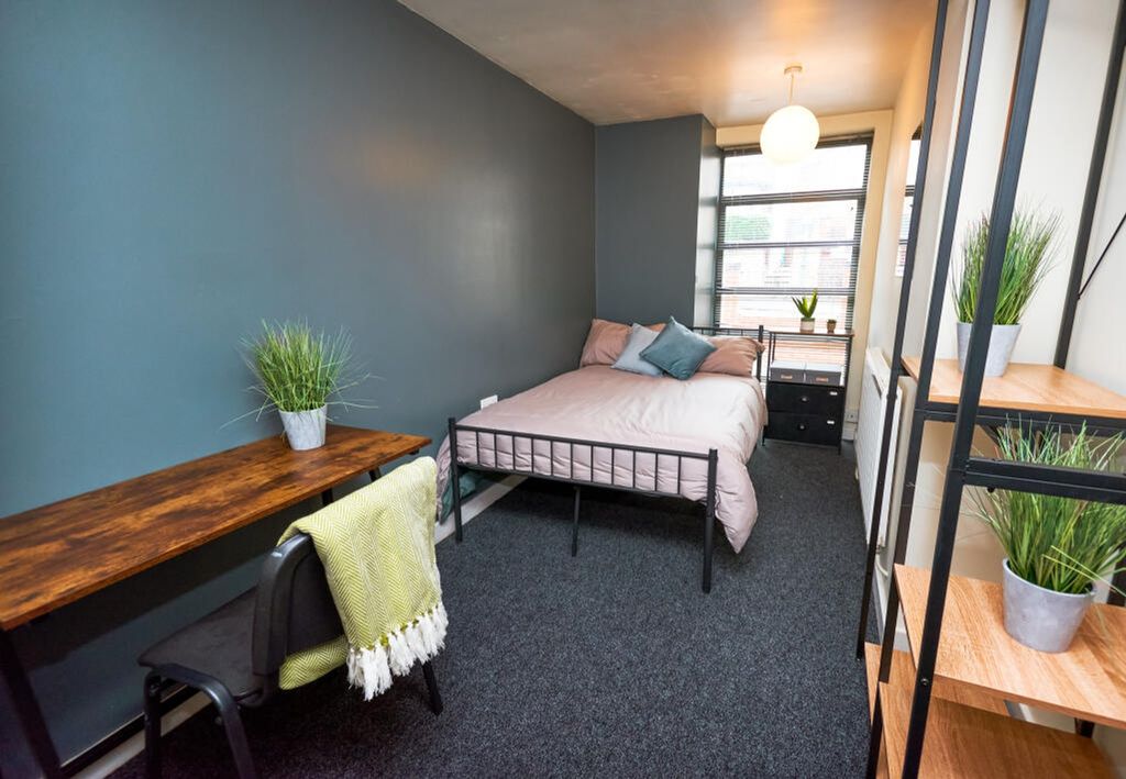 Property photo 2 of 2 A Stylish Double Bedroom Featuring A Comfortable B...