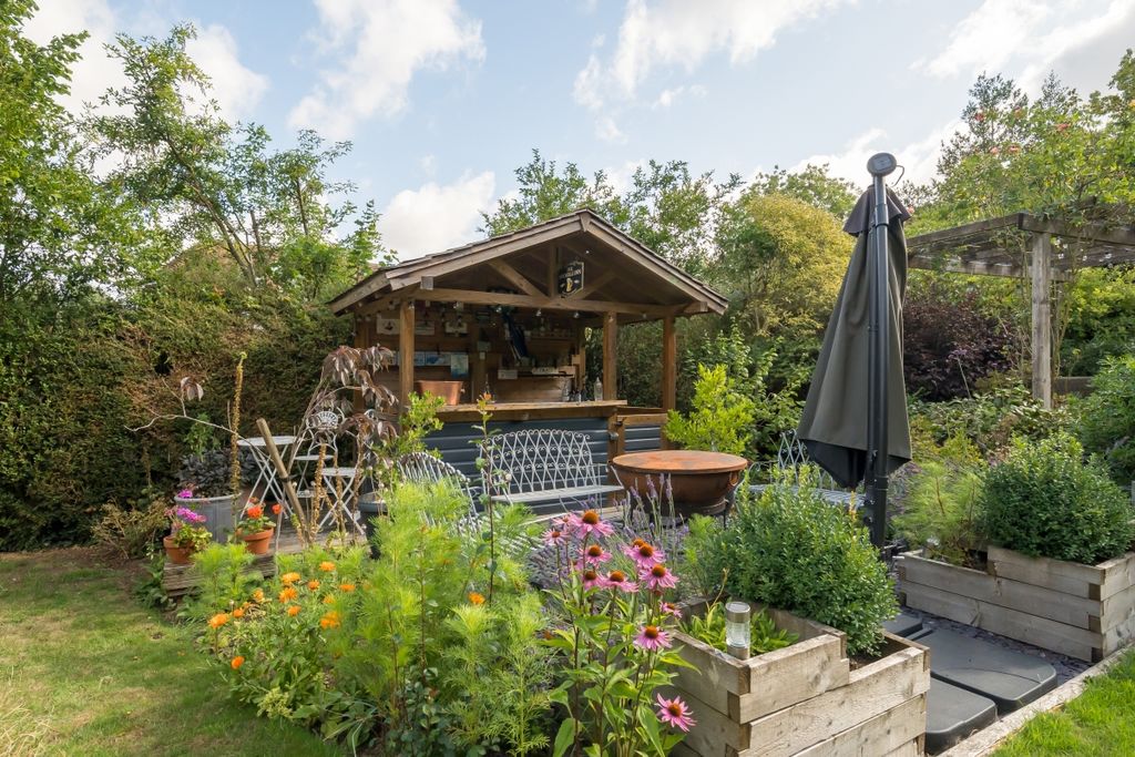 Property photo 2 of 21 Garden Bar