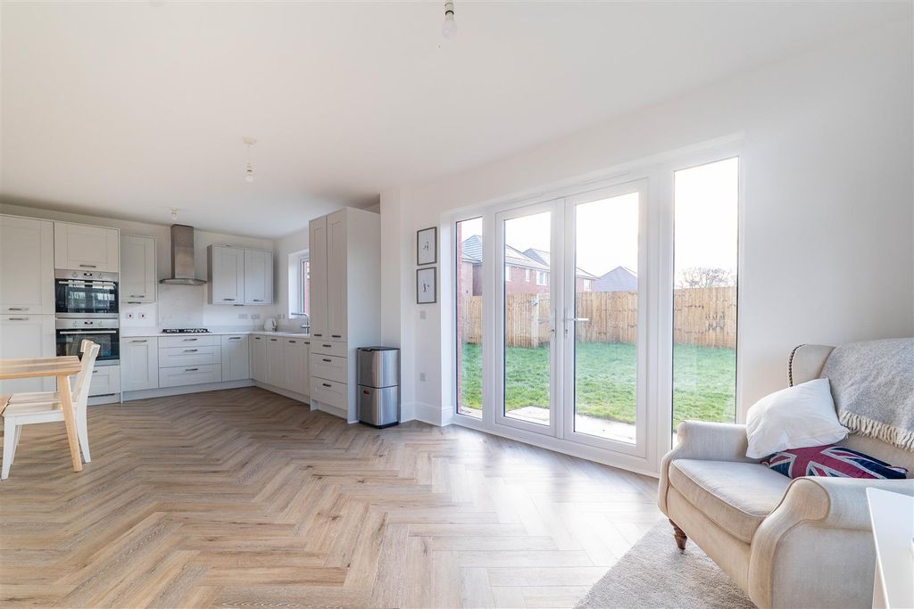 Property photo 3 of 28 Kitchen/Dining Room