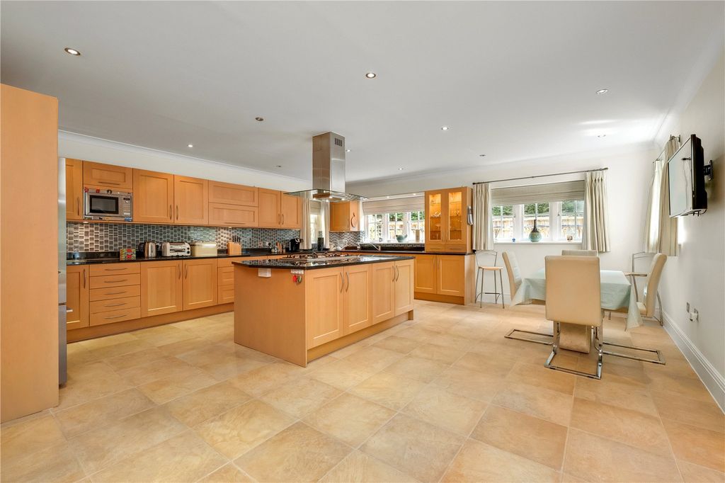 Property photo 2 of 17 Kitchen/Breakfast