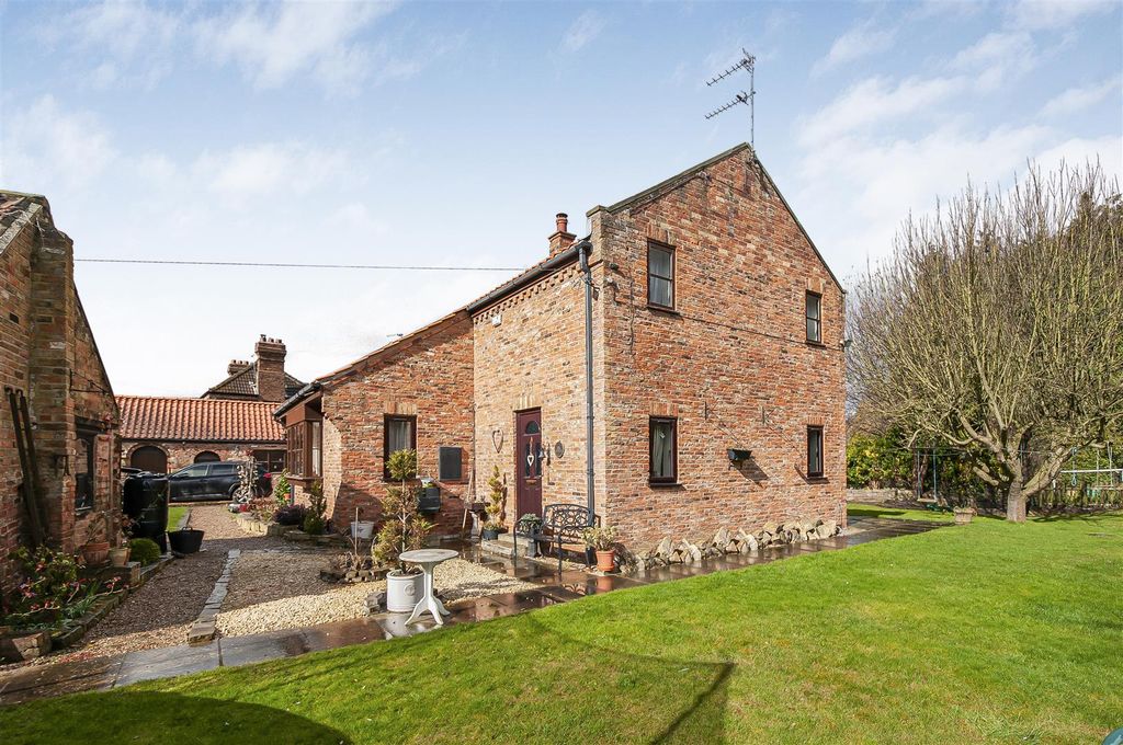 Property photo 1 of 26 Hall Barn Cottage1.Jpg