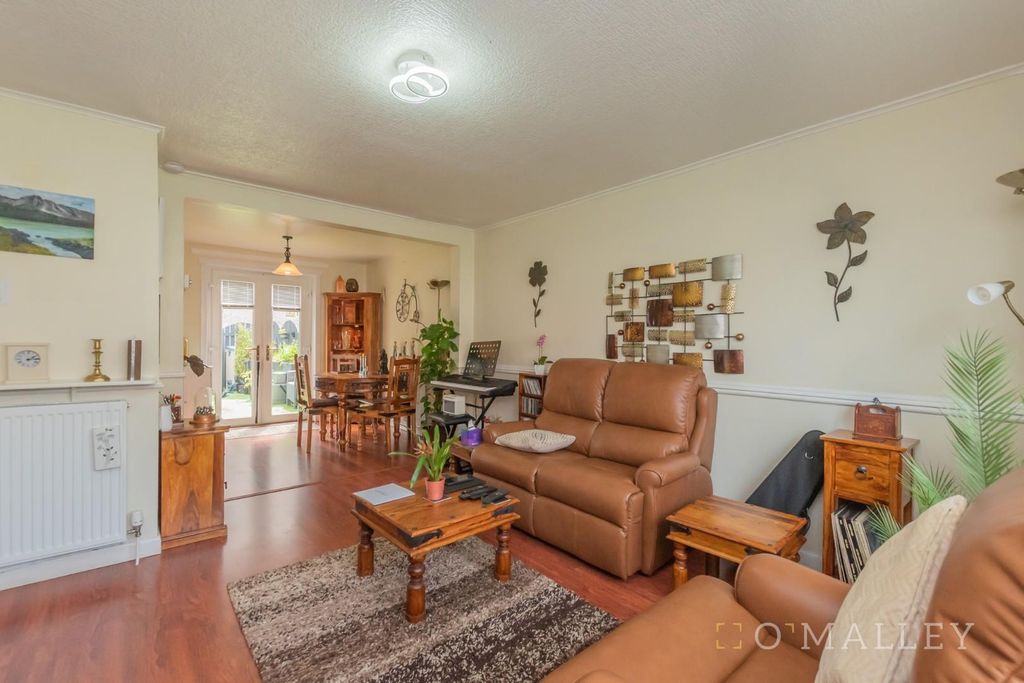 Property photo 3 of 17 10. Living Room 4 - Copy.Jpg