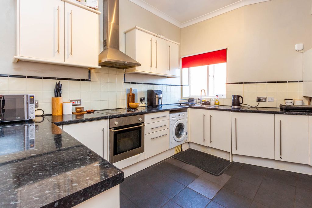 Property photo 3 of 9 Kitchen