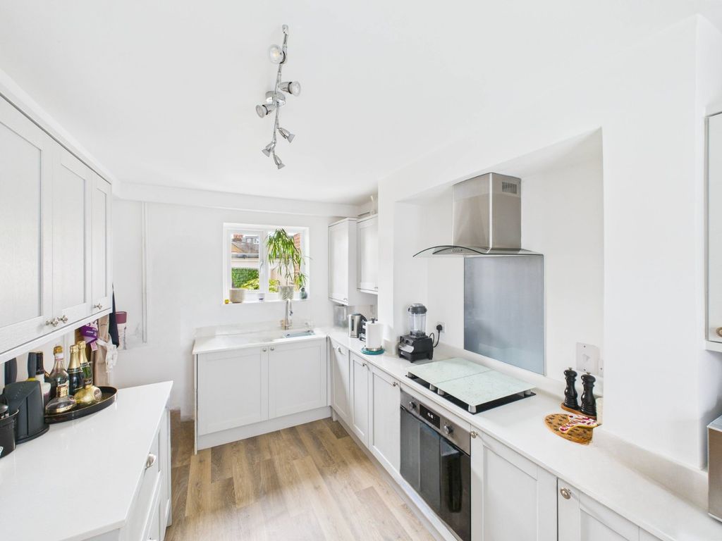 Property photo 3 of 10 Kitchen