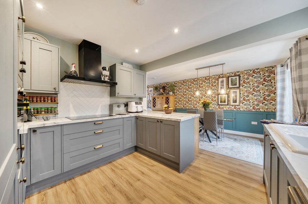 Property photo 2 of 28 1442028-13-69De70...