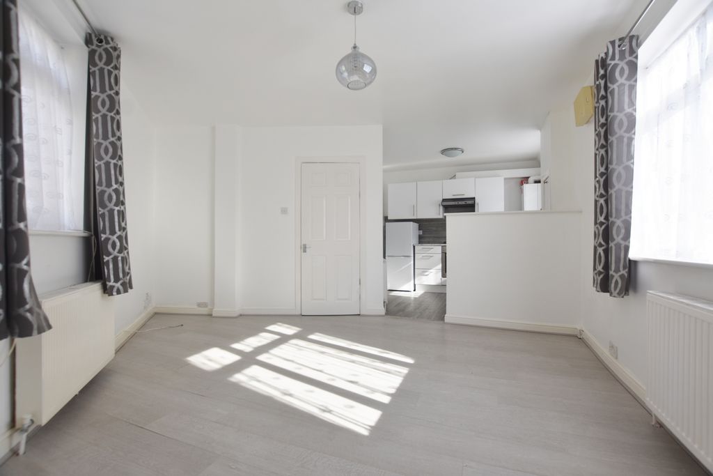 Property photo 1 of 5 Kitchenette