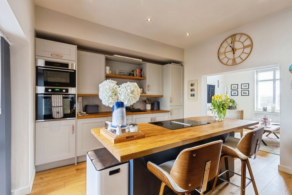 Property photo 3 of 23 Kitchen