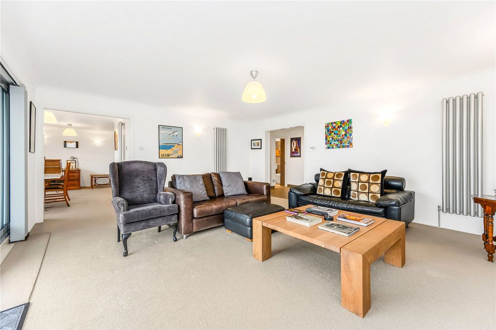 Property photo 2 of 29 Picture No. 15