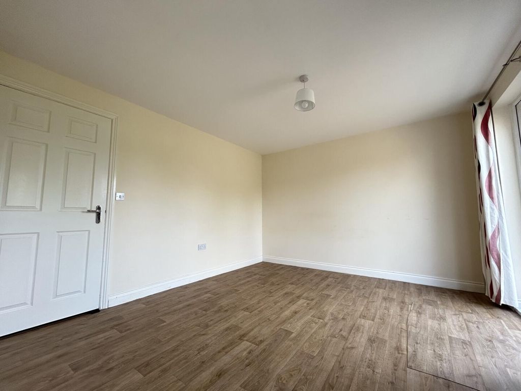 Property photo 3 of 11 Living Room