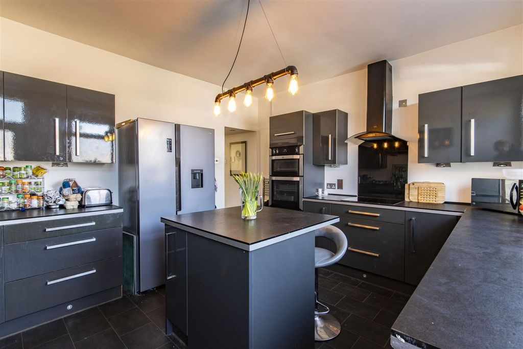 Property photo 3 of 20 Kitchen/Breakfast Room