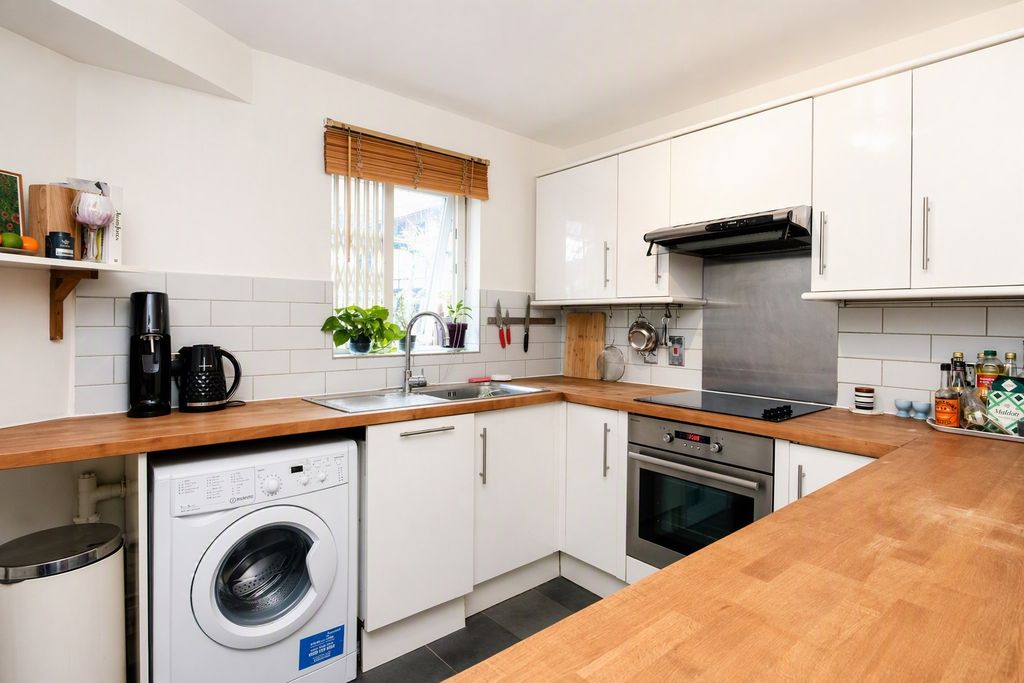Property photo 2 of 7 Kitchen