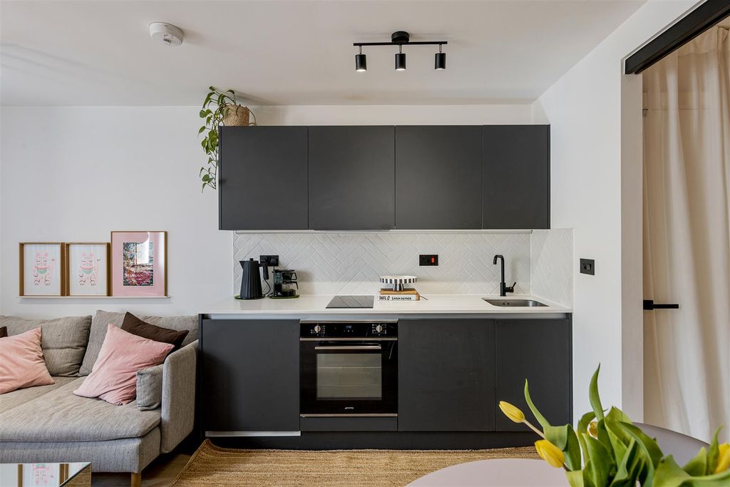 Property photo 3 of 20 Clifford Road, E17