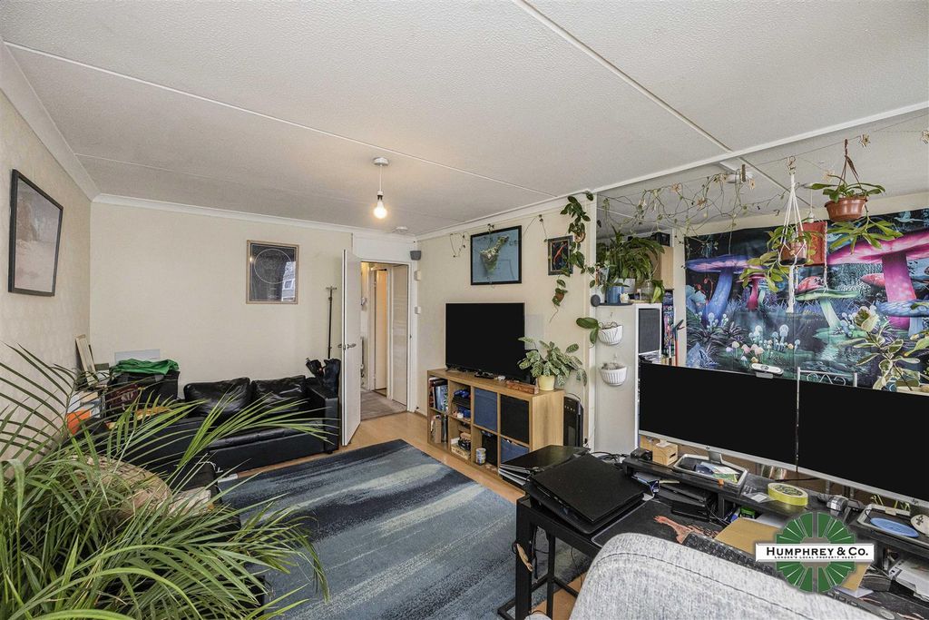Property photo 3 of 15 Flat 234 Missenden Inville Road -010.Jpg