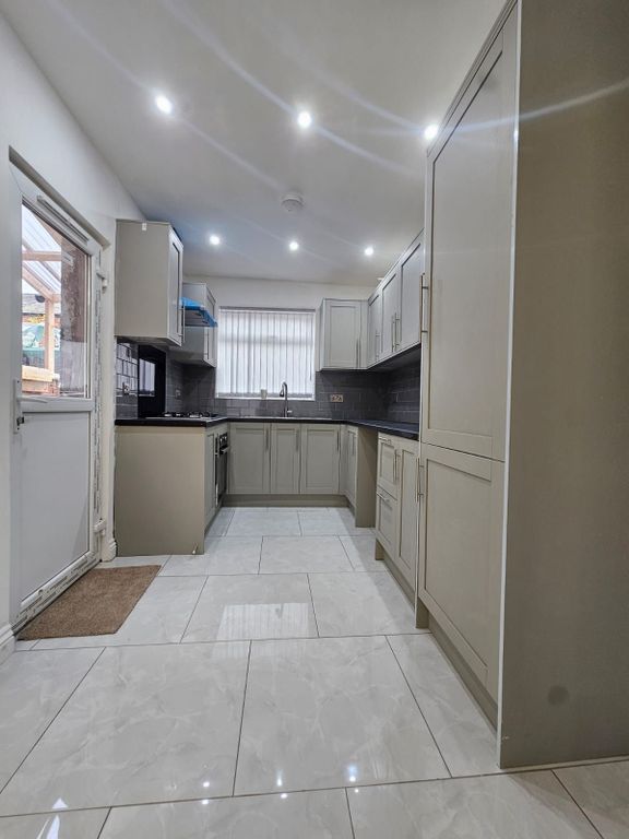 Property photo 3 of 18 Kitchen