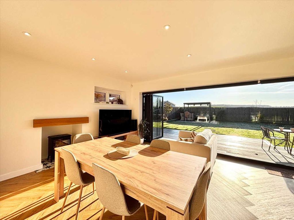 Property photo 3 of 33