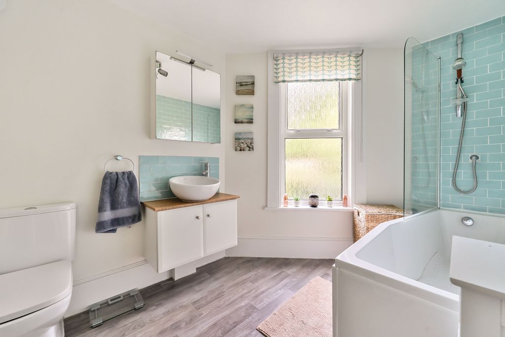 Additional image 7 of 3 bed flat for saleSnatts Hill, Oxted RH8