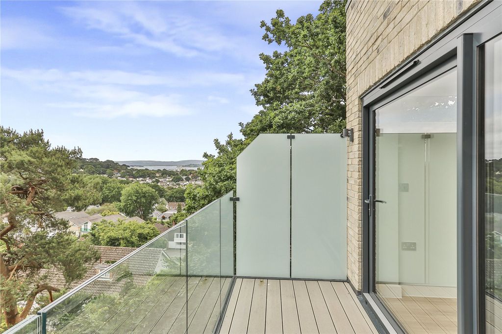 Property photo 3 of 8 Balcony