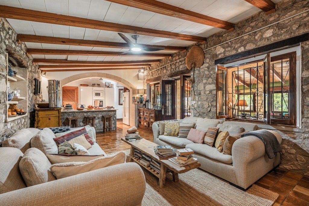 Property photo 3 of 20 Living (2)