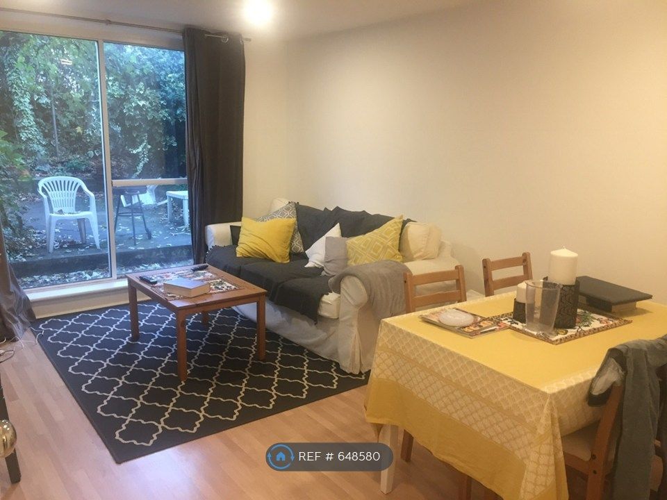 Property photo 3 of 12 Lounge (From A Previous Tenancy)