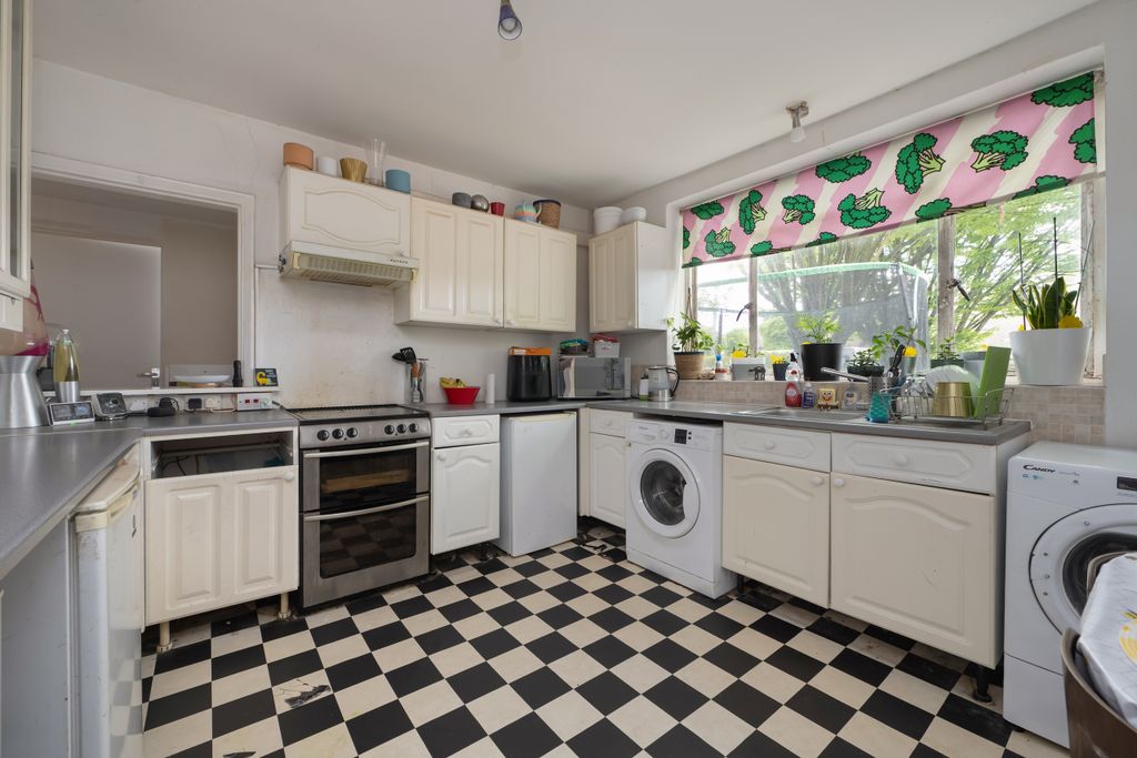 Property photo 3 of 19 Kitchen