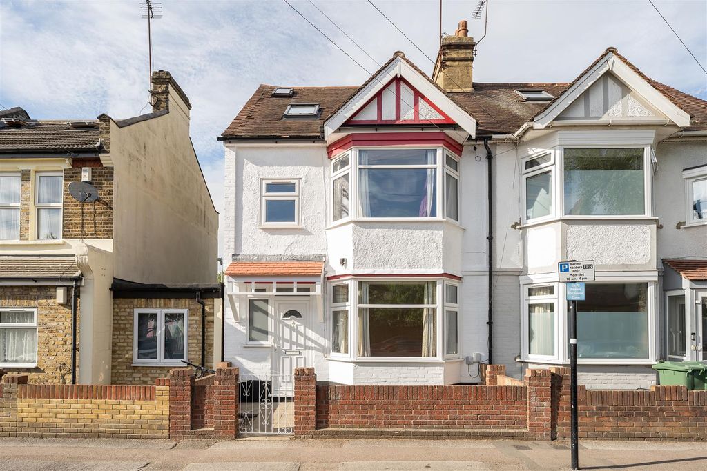 Property photo 1 of 29 Brookscroft Road, E17