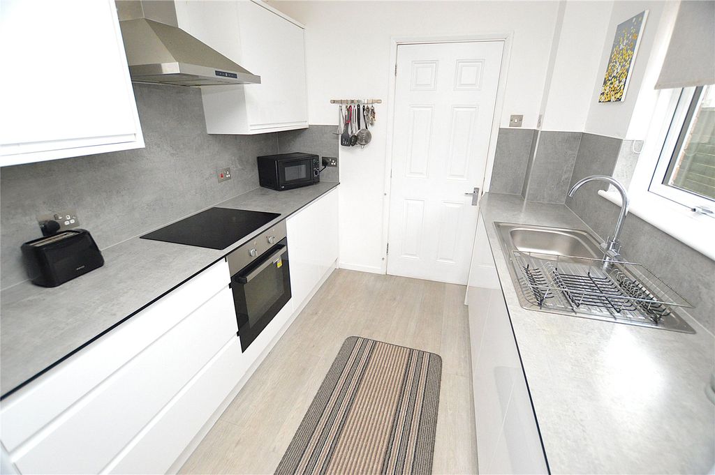 Property photo 3 of 10 Kitchen