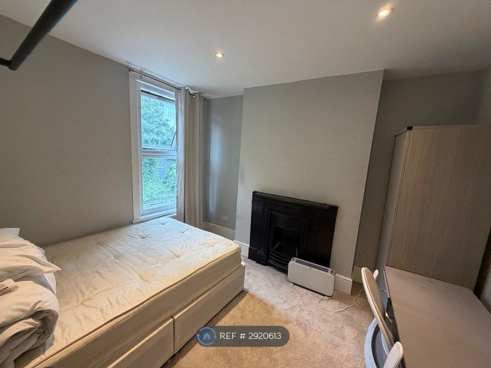 Property photo 3 of 10 Bed Can Be Moved To Different Parts Of The Room