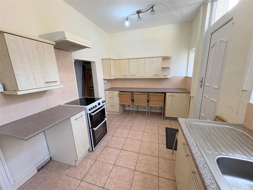 Property photo 3 of 6 Kitchen