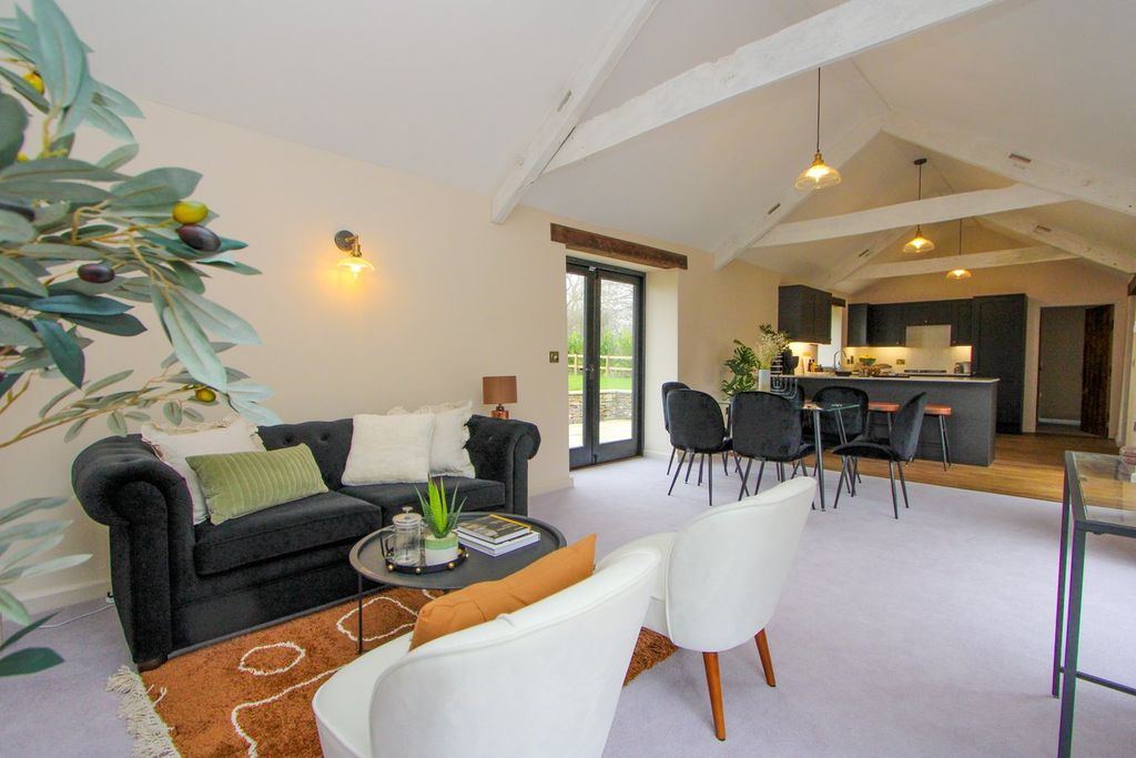 Property photo 3 of 28