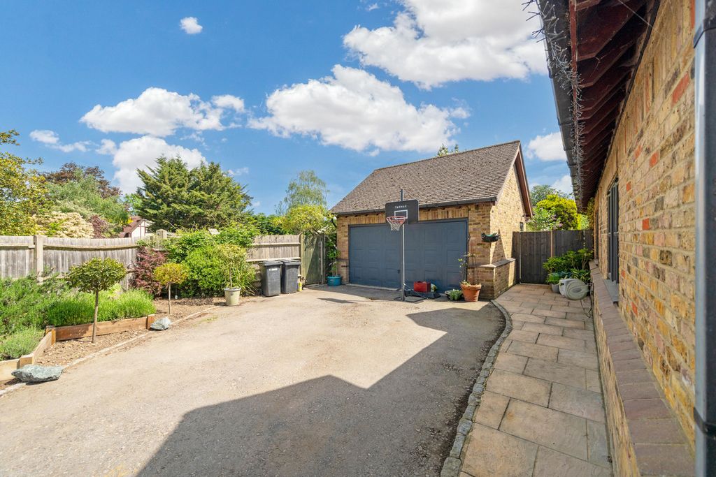 Property photo 2 of 27