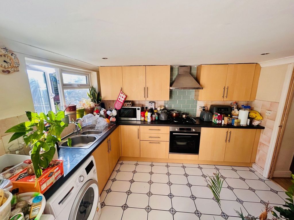 Property photo 3 of 10 Kitchen