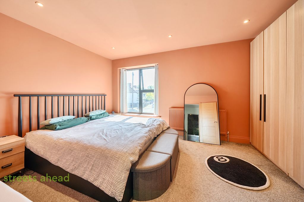 Property photo 2 of 19 81E6B661-9F25-410...