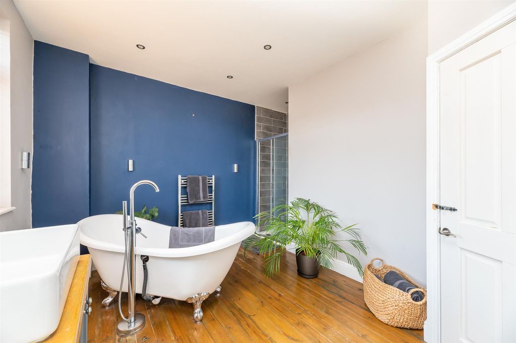 Property photo 3 of 25 House Bathroom