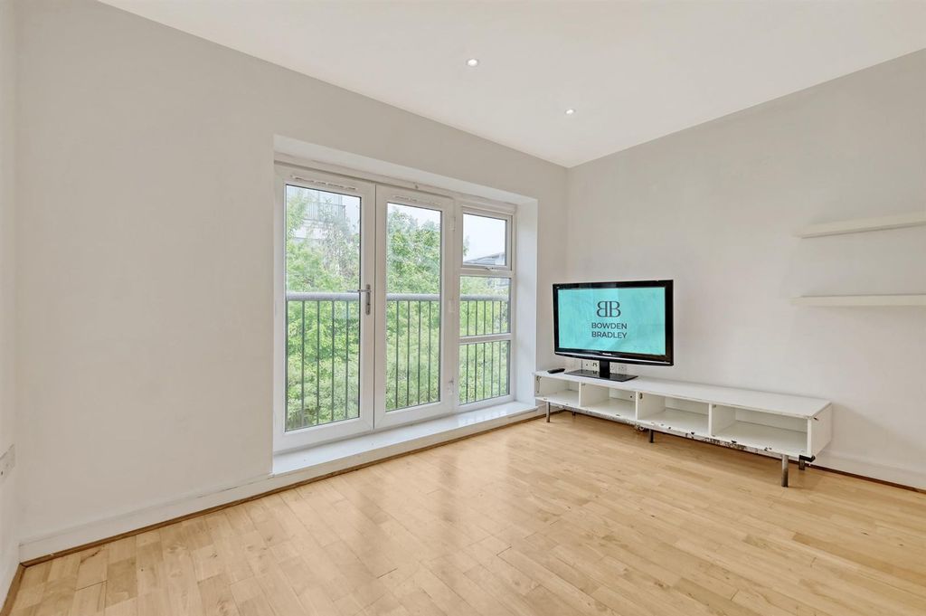 Property photo 3 of 17 Lounge/Dining Room