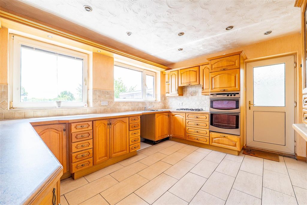Property photo 3 of 28 Kitchen