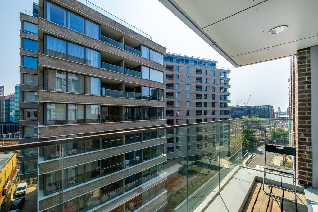 Property photo 3 of 11 Regents Wharf
