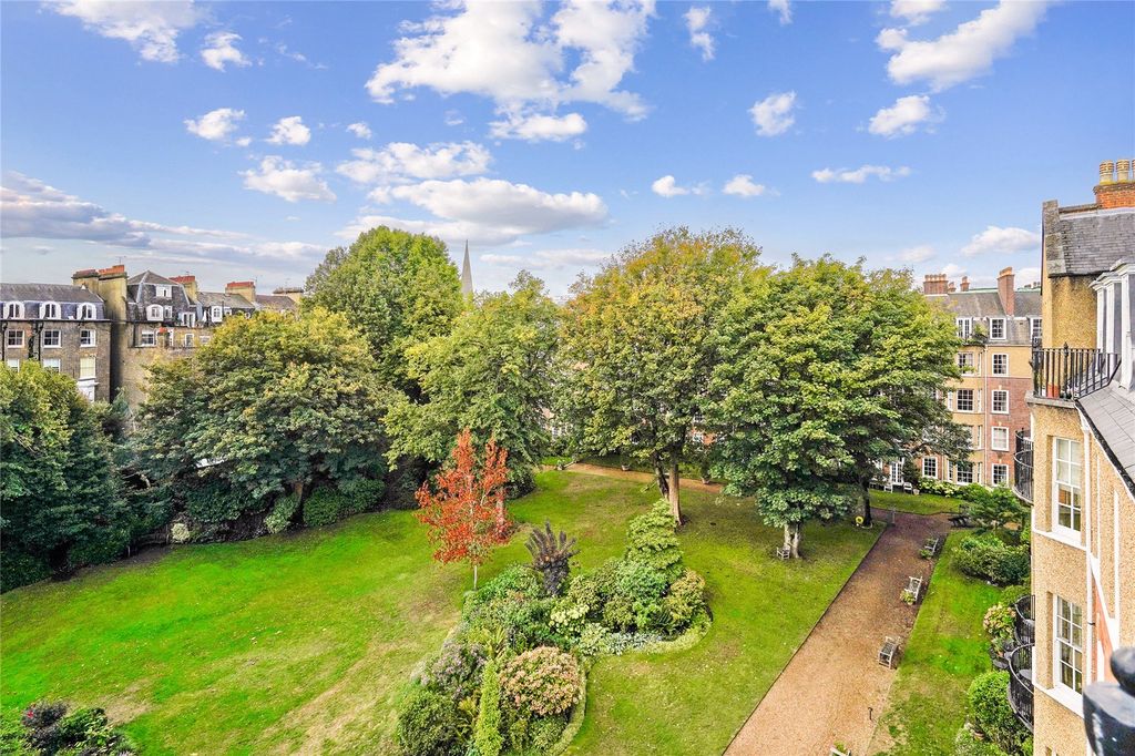 Property photo 2 of 10 Communal Gardens