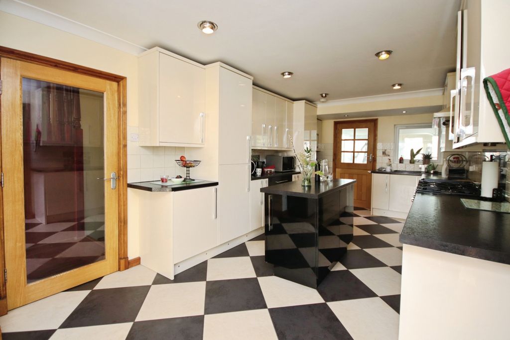 Property photo 2 of 27