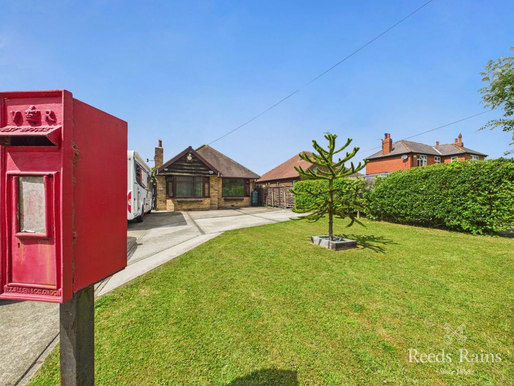 Property photo 1 of 33 Front Garden