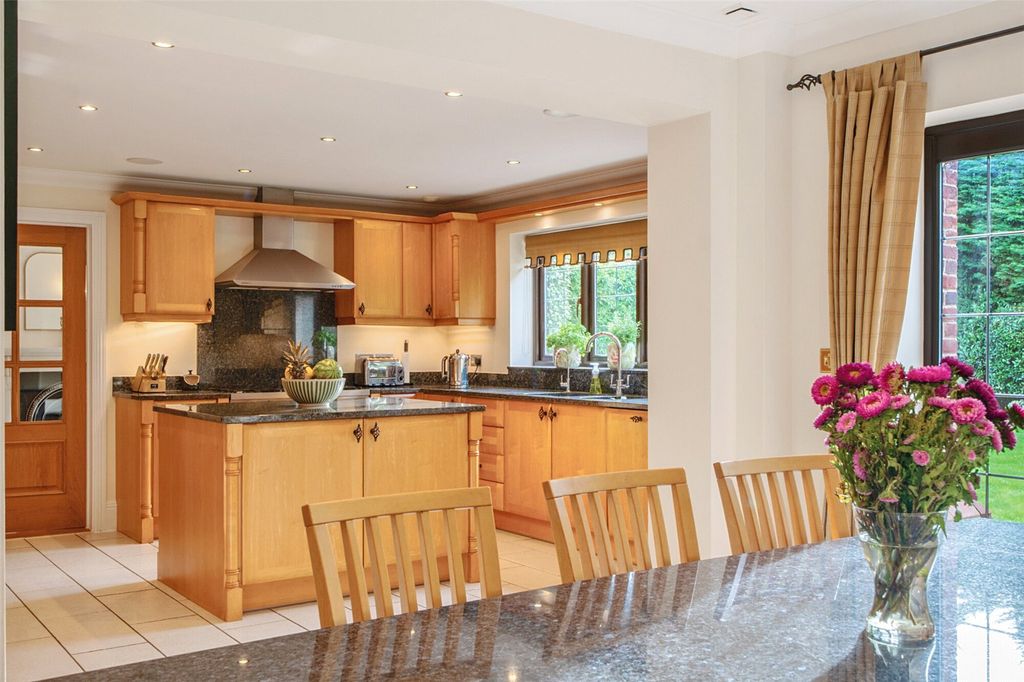 Property photo 3 of 16 Kitchen/Breakfast