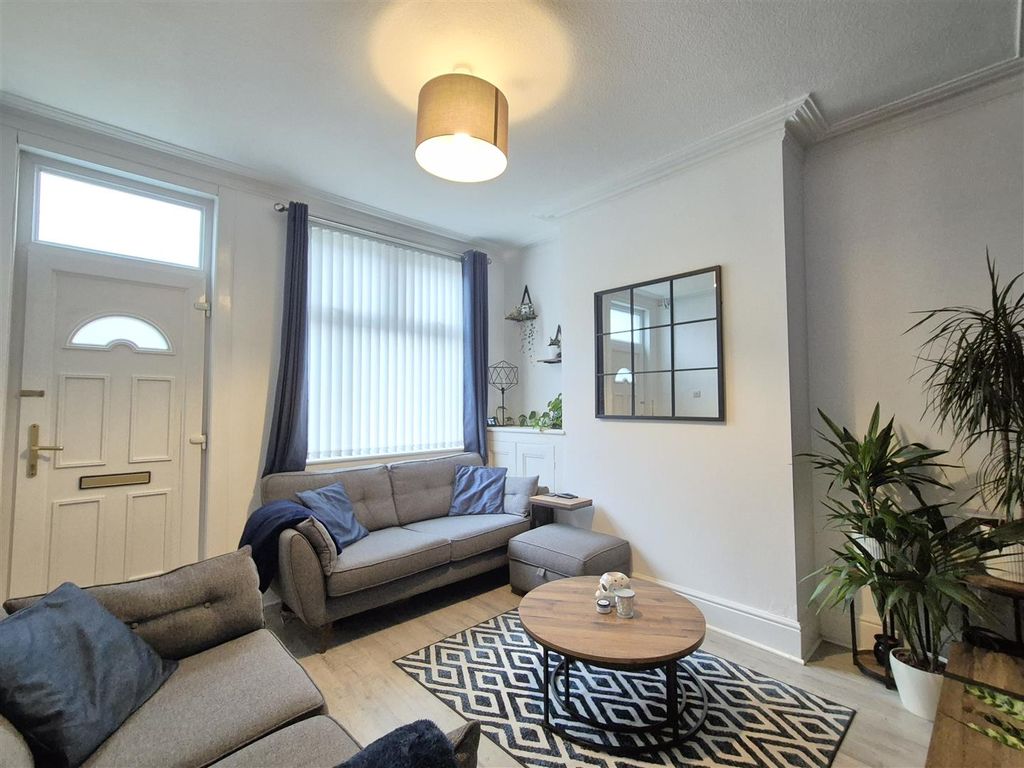 Property photo 2 of 14 Lounge