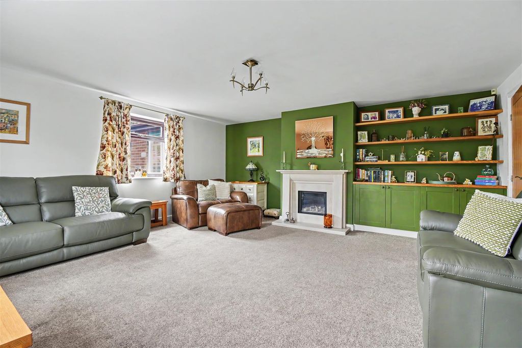 Property photo 2 of 31 Living Room