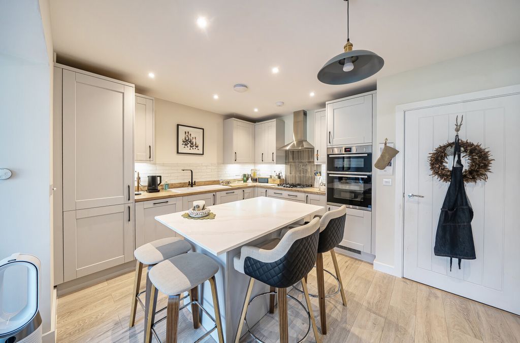 Property photo 3 of 12 1454434-4-69F47d2...