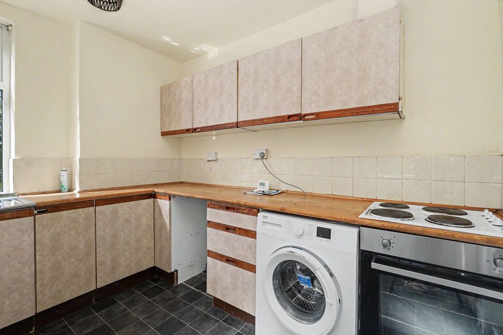 Property photo 3 of 18 Kitchen