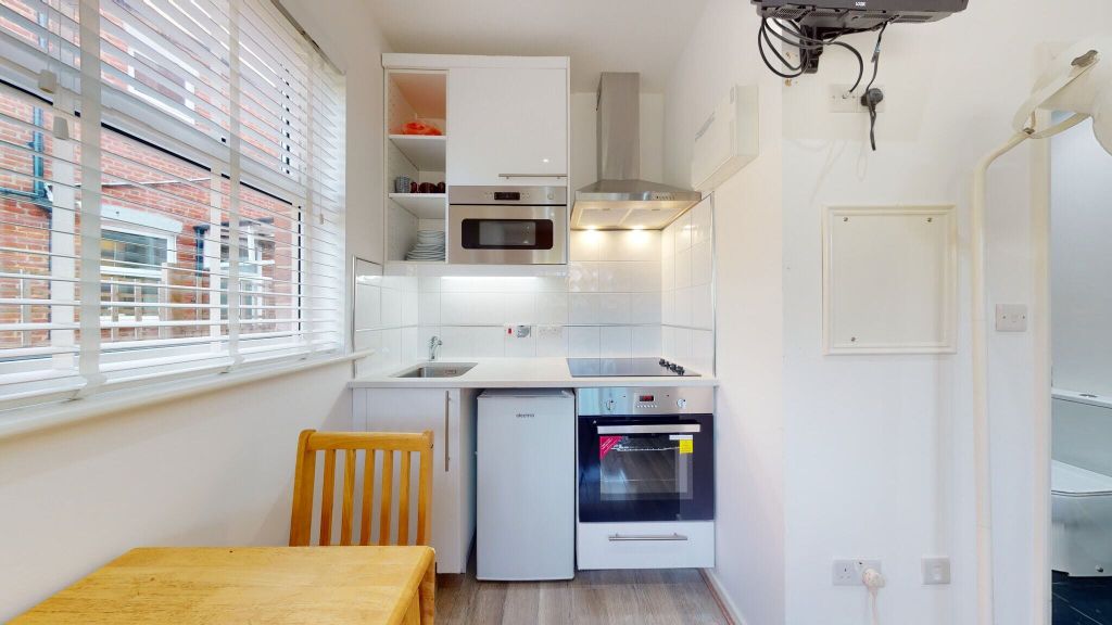 Property photo 2 of 10 Kitchen