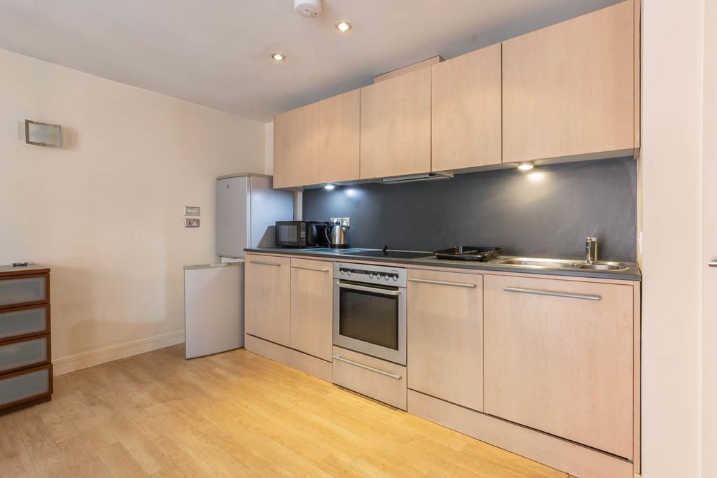 Property photo 3 of 11 Kitchen